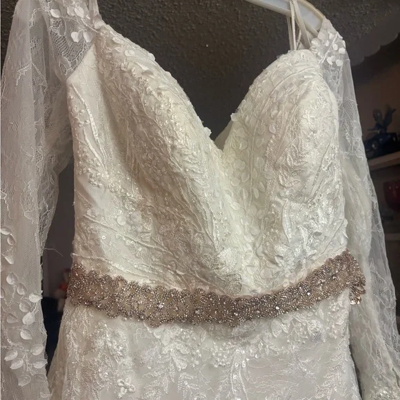 Oleg Cassini | Dresses | Oleg Cassini White Lace Wedding Dress With Gold  Accentsworn Once No Flaws | Poshmark